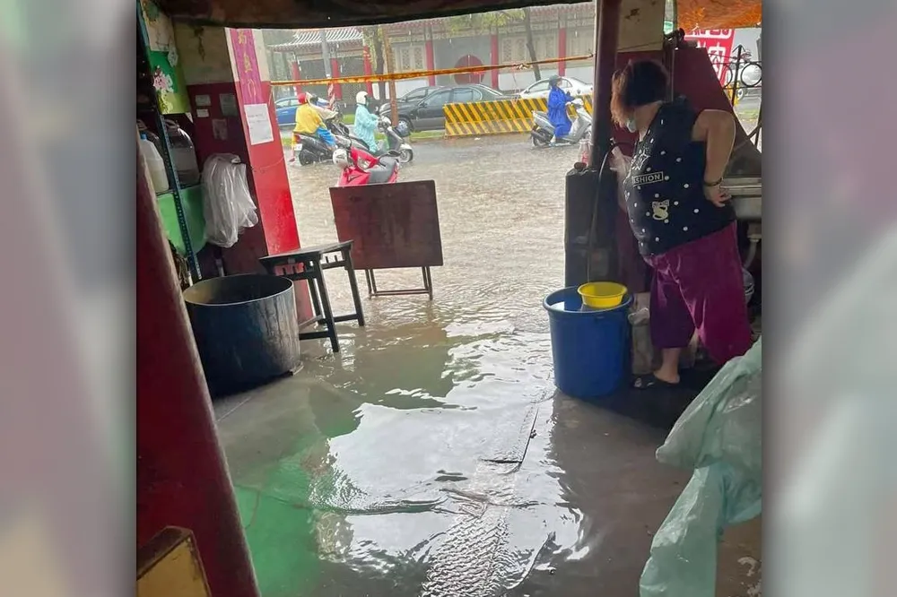 【瞬間暴雨】高雄左營水淹到小腿肚　落葉堵排水孔、警員徒手挖幫疏通