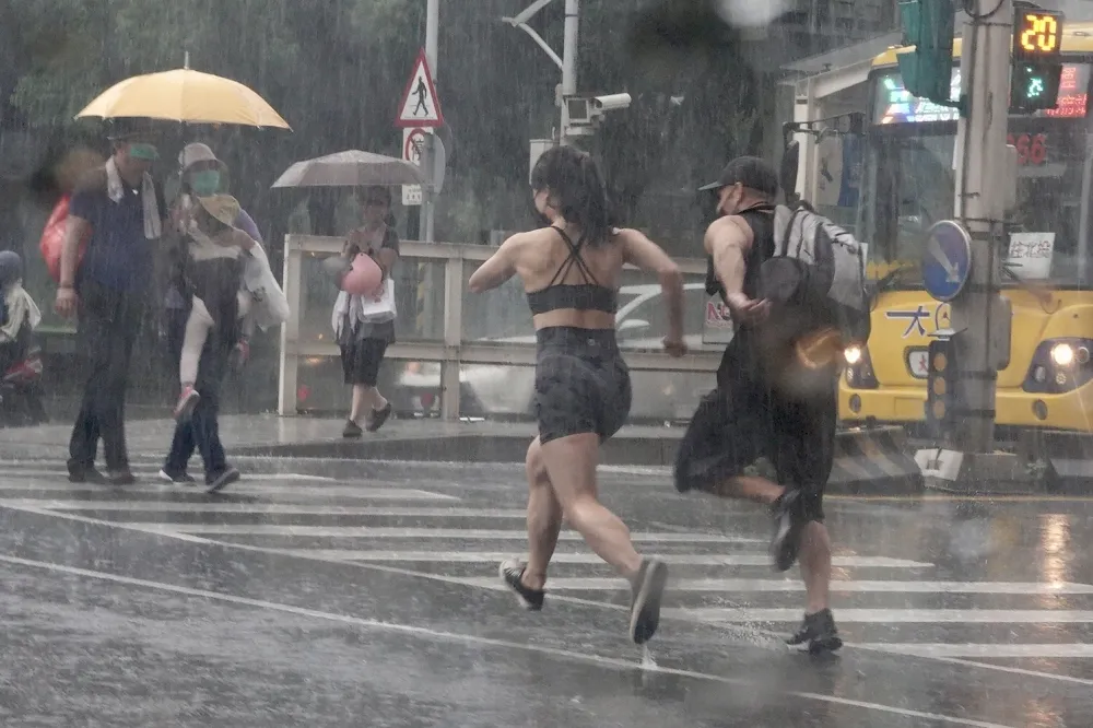 褲濕啦！午後雷雨又炸　北北桃竹苗等11縣市發布大雨特報