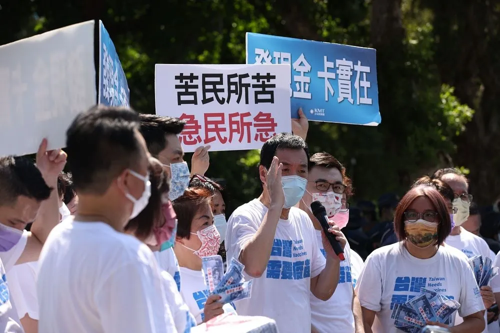 批蘇揆密室協商五倍券　藍委衝政院撒假鈔怒吼「給現金」