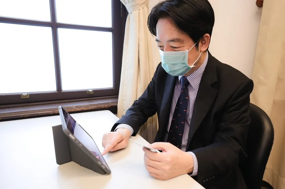 賴清德捐手臂給國產　大秀健保卡改登記打高端疫苗