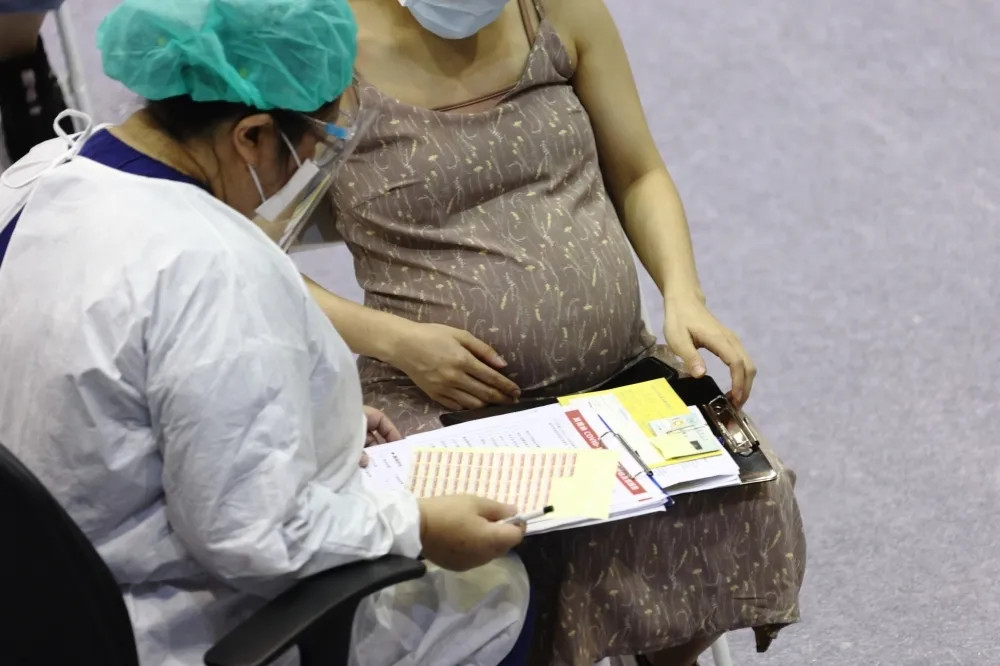 台電傳孕婦打2劑莫德納仍染疫　急匡列30人居隔