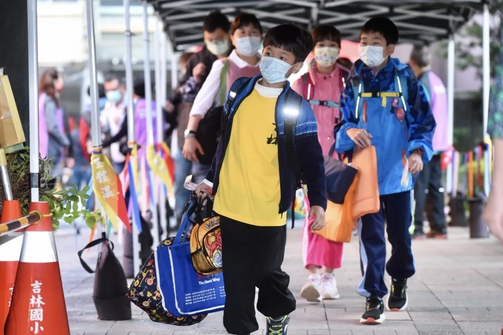 高雄市宣布9/1開學典禮線上舉辦　體育課需戴口罩
