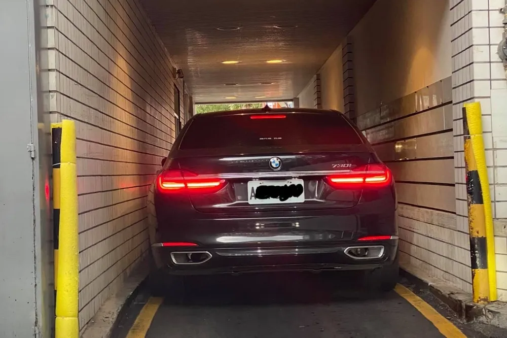 BMW大7吃麥當勞貼壁過關「路考得來速」　網友捏冷汗：駕照不是雞腿換的