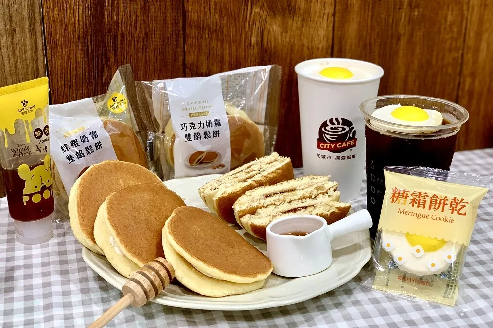 【有片】全新創意飲品、甜點上市！7-11 療癒系「荷包蛋咖啡」這天開賣　全新美式鬆餅即刻開吃