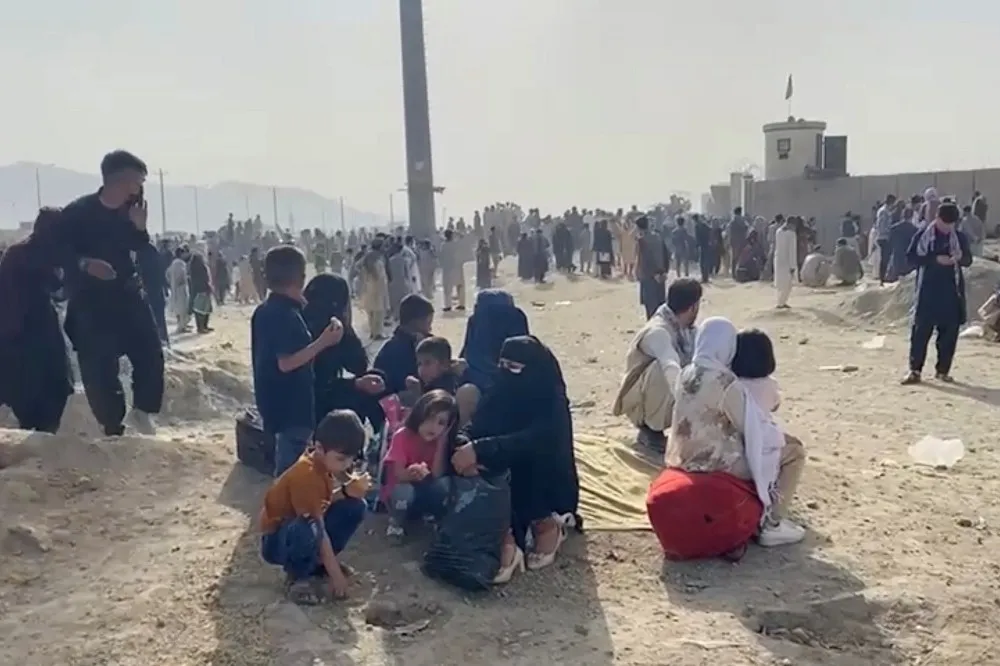 喀布爾婦女把嬰兒拋過鐵絲網給英國軍官　總統女兒卻在紐約過藝術家生活