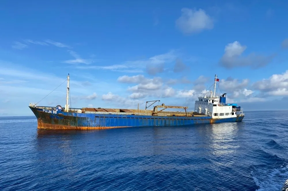 雲林外海驚見貨輪故障沉沒　10船員急跳救生艇求救
