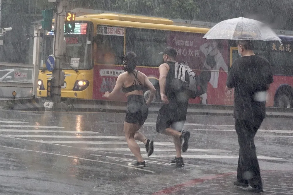 午後雷陣雨來襲！全台12縣市豪雨特報　台東南投發高溫警訊