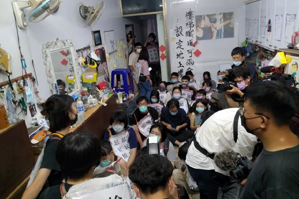 【南鐵東移最終戶】250警夜襲大清樓　60學生躺地死守黃家怒轟「迫遷幫凶」