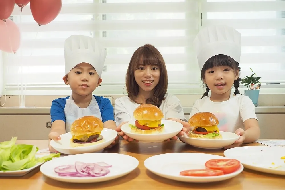 【有片】台北最強早午餐在家神還原！M One Cafe 首度推出「My HANDBurger Kit」親子手作漢堡禮盒
