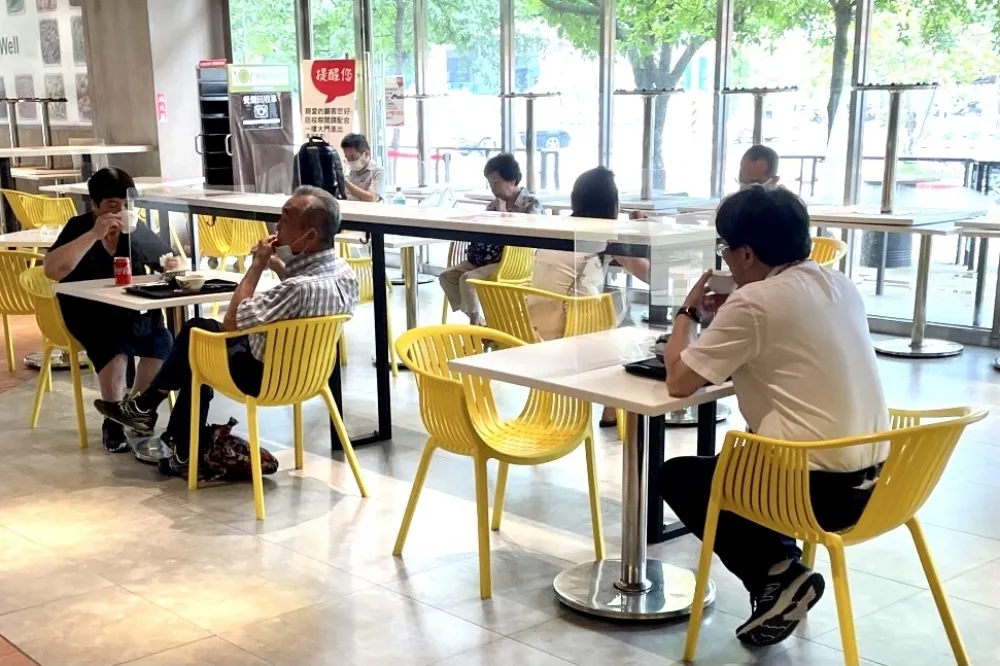 假冒同住家人共餐不用隔板怎辦？　陳時中：違規將罰「行為人」