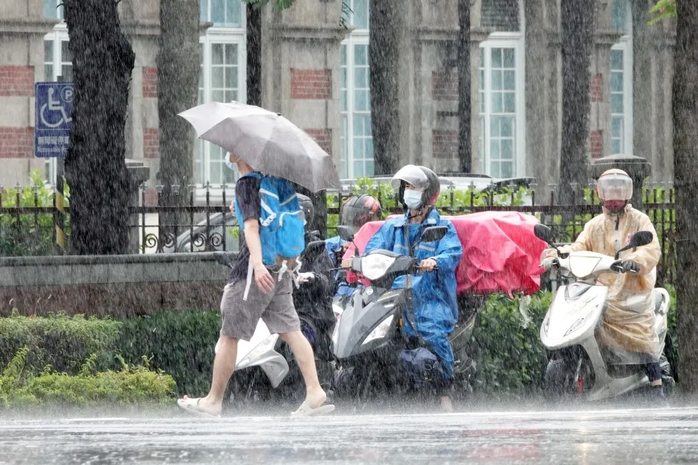 14縣市齊發大雨特報　出門玩耍小心雨彈開炸