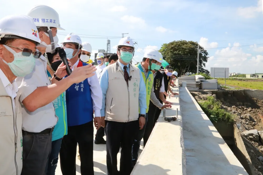 黃偉哲視察下營大溪橋改建盼完善排水效能提供民眾安全環境及便利交通