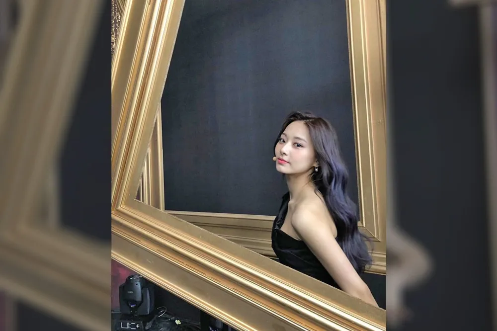 周子瑜曬「男友視角」性感露肩燦笑照　粉絲暴動：根本美成一幅畫！