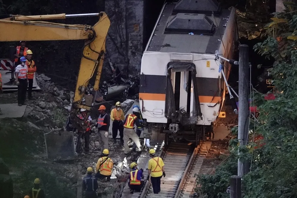 【太魯閣號出軌調查】李義祥拉怪手幫工程車接電　吊帶脫落奪49命