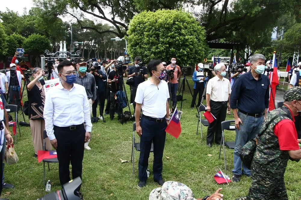 撇尬場朱立倫！江啟臣赴823砲戰活動淪邊緣人　拍照還被卡位