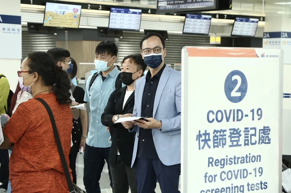 【快訊】赴金門祭拜823陣亡將士　朱立倫同機旅客驚爆「快篩陽性」