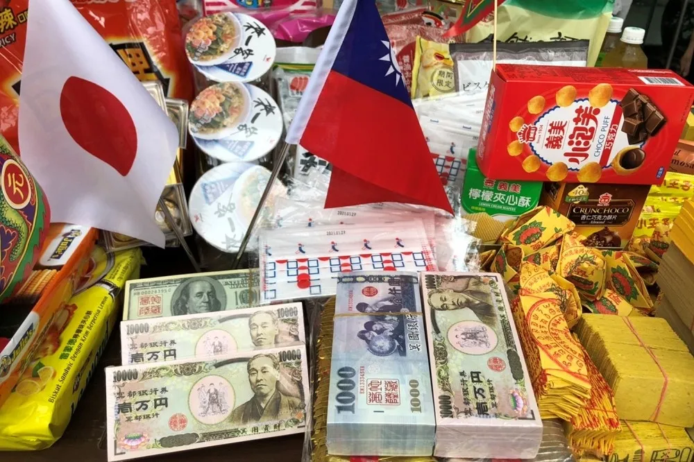 好兄弟也要戴口罩！日台交流協會中元普渡照曝光　網友笑：陰間台日合作
