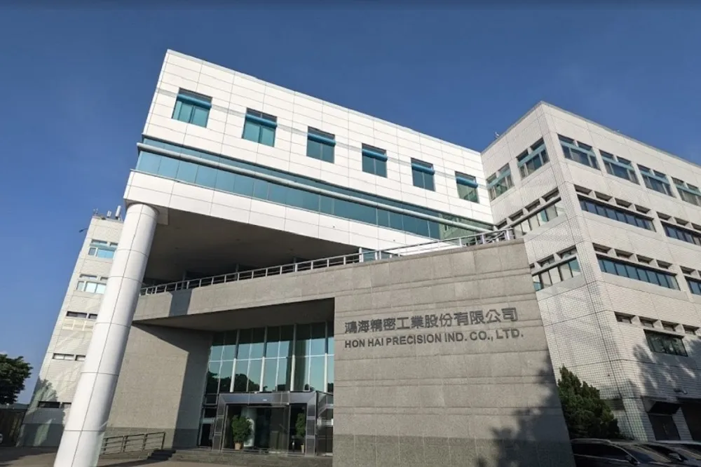 鴻海宣布與第4大車廠Stellantis合資　搶攻智能座艙、車聯網