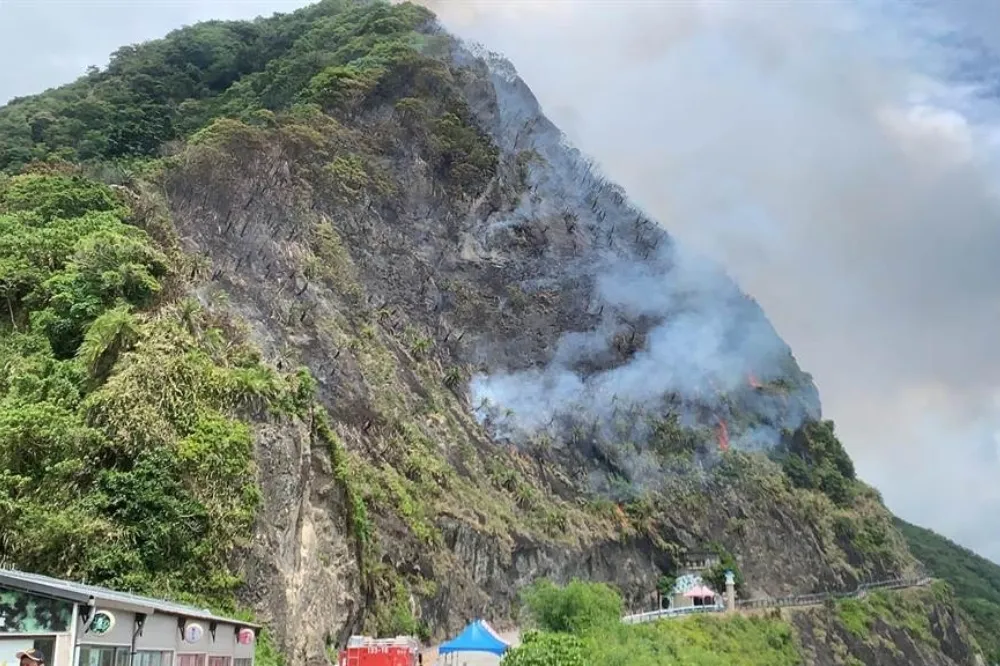 花蓮豐濱天空步道驚傳火燒山　空勤直升機馳援滅火遊客急疏散