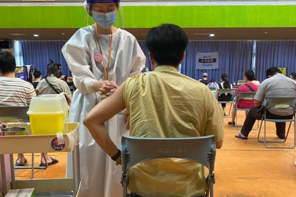高端驚爆首例死亡！作家陸之駿昨才樂喊「很榮幸打國產疫苗」　接種後肚子痛猝逝