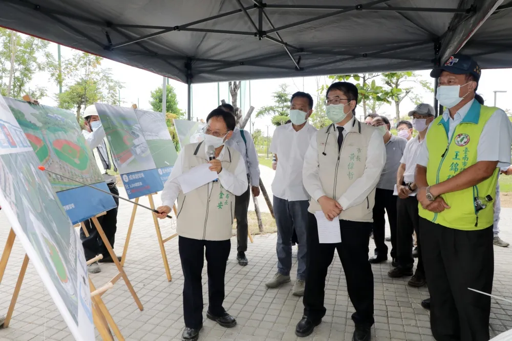 視察亞太國際棒球訓練中心工程進度       黃偉哲盼打造棒球精神成為台南的城市品牌
