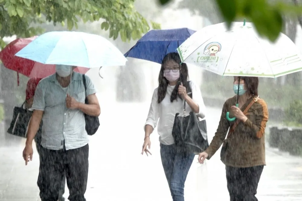 雨區擴大！全台16縣市發布大雨特報　嘉義縣慎防豪大雨