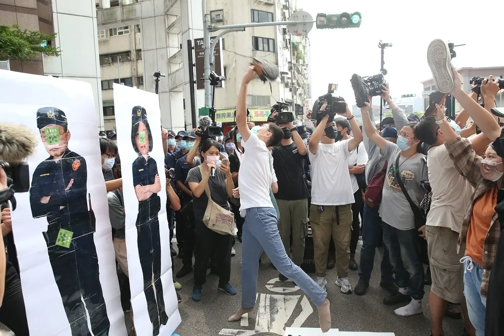 【南鐵東移拆屋】挺黃家團體衝民進黨部扔鞋　怒轟「濫用統治權力打壓人民」