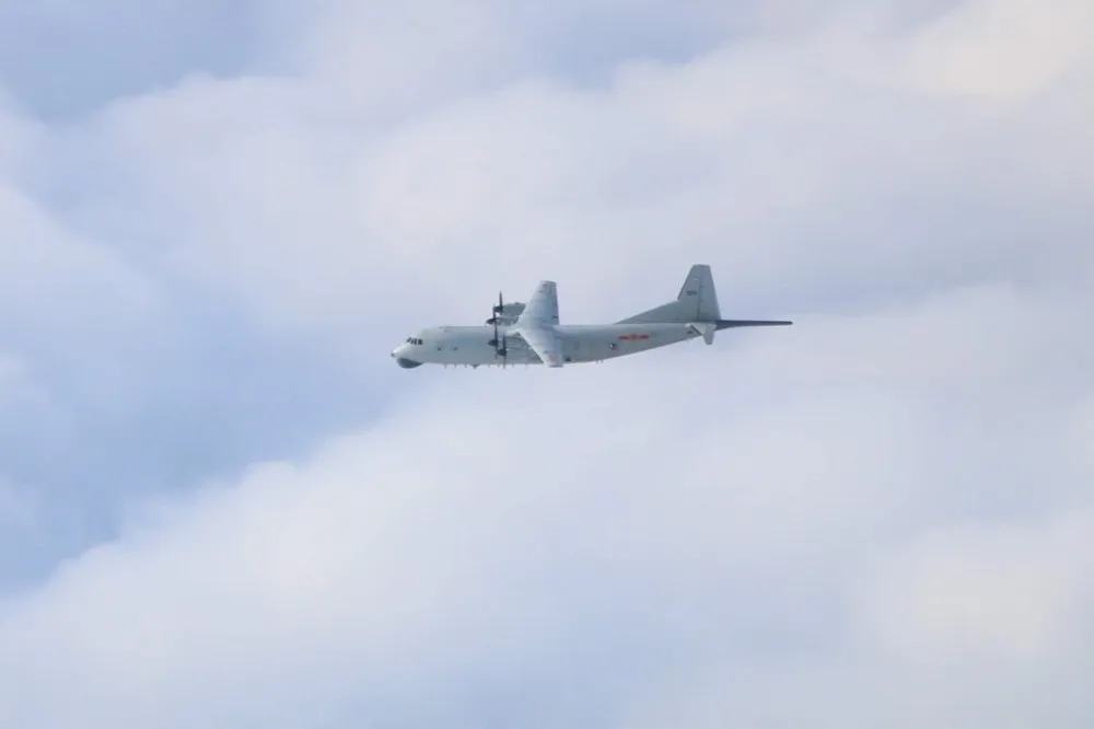 煩不煩？解放軍又派運8反潛機來亂　空軍掛彈追監驅離