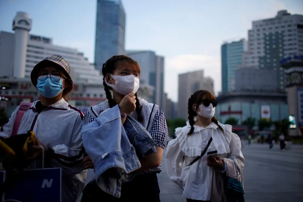 中國各地為達習近平11億疫苗覆蓋目標不擇手段　河南學校要求新生出示「一家六口」接種證明