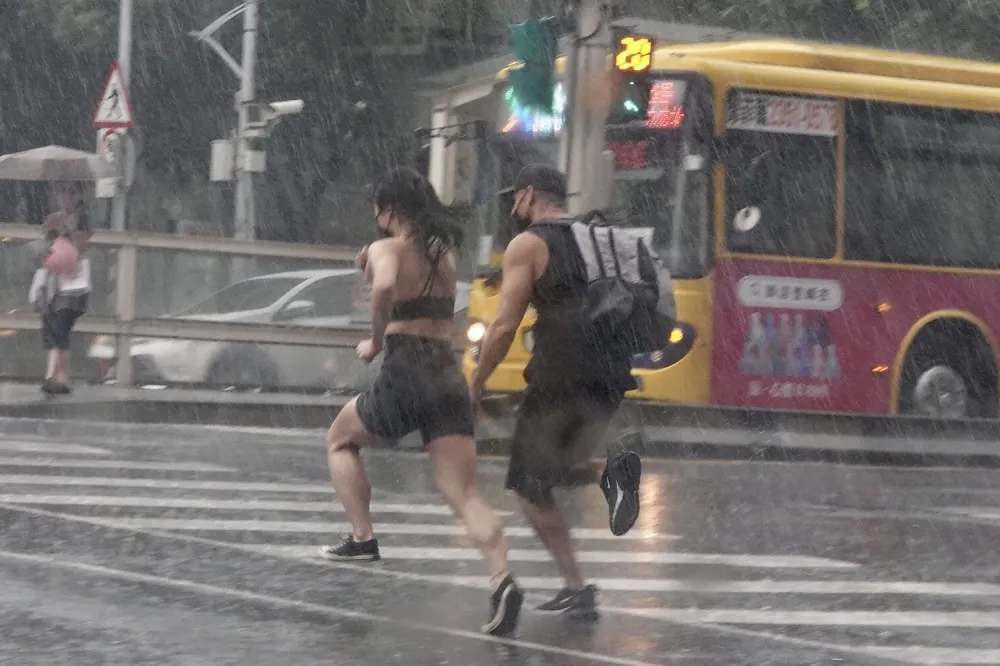 慎防雷雨！高屏8縣市大雨特報　部分地區雨勢炸到深夜