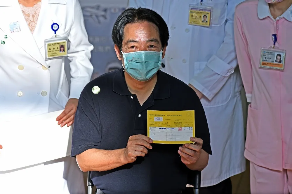 賴清德赴台大捐手臂打高端　打完針忙合照籲「打疫苗保護家人」