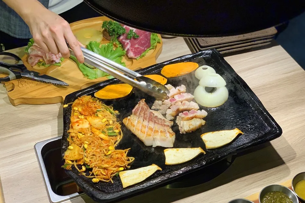 北市放寬餐飲防疫指引　火鍋、燒烤、自助餐不強制專人服務 