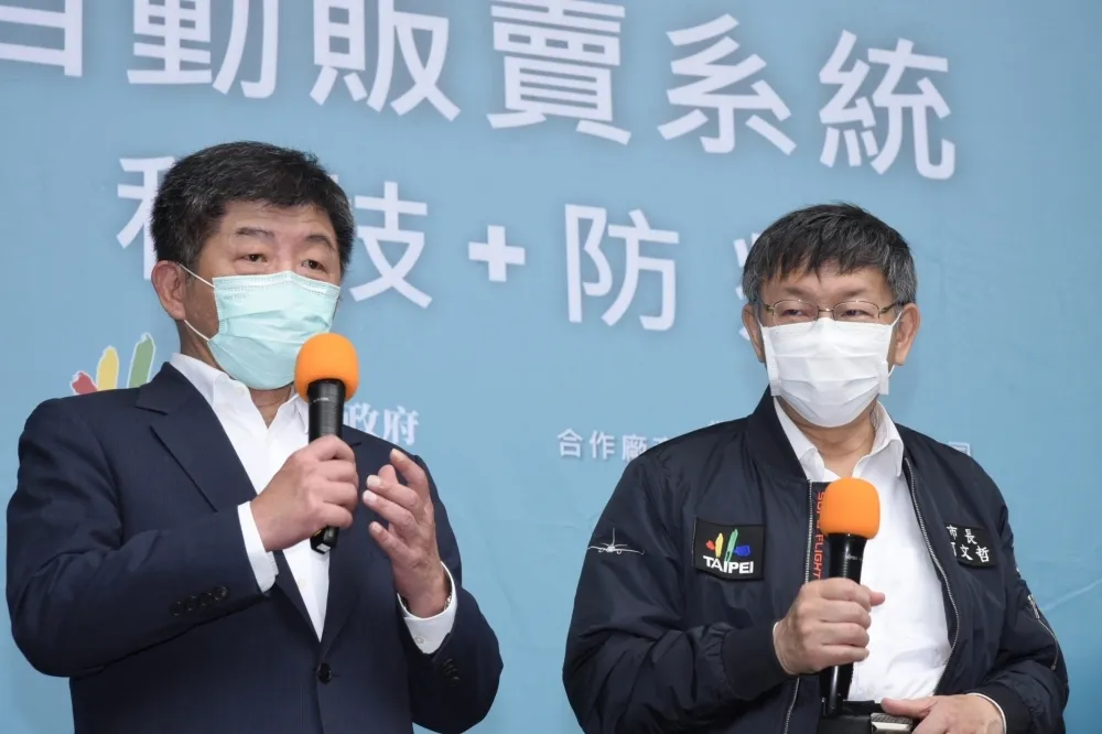 陳時中「訂西裝」比喻疫苗　柯文哲開噴：死了800人才發現冬天沒衣穿？