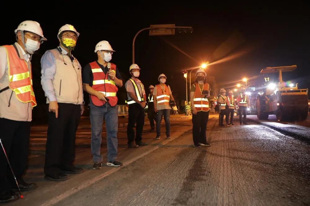 路平夜間施工方便白天交通　黃偉哲深夜慰問施工人員