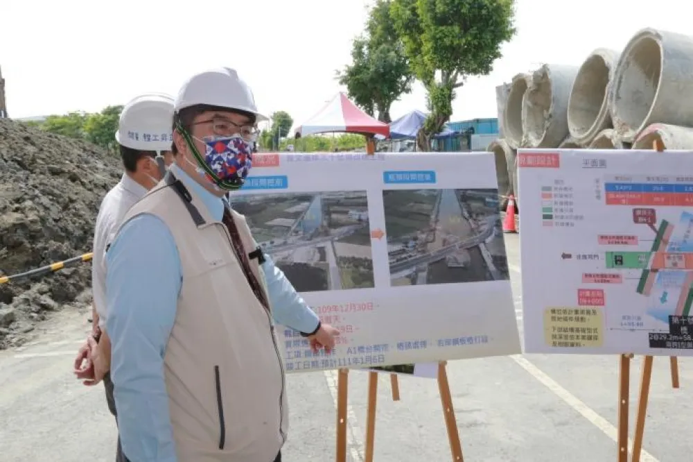 黃偉哲視察曾文溪排水十號橋改建 要求如期如質完工 改善安南十二佃等地淹水問題