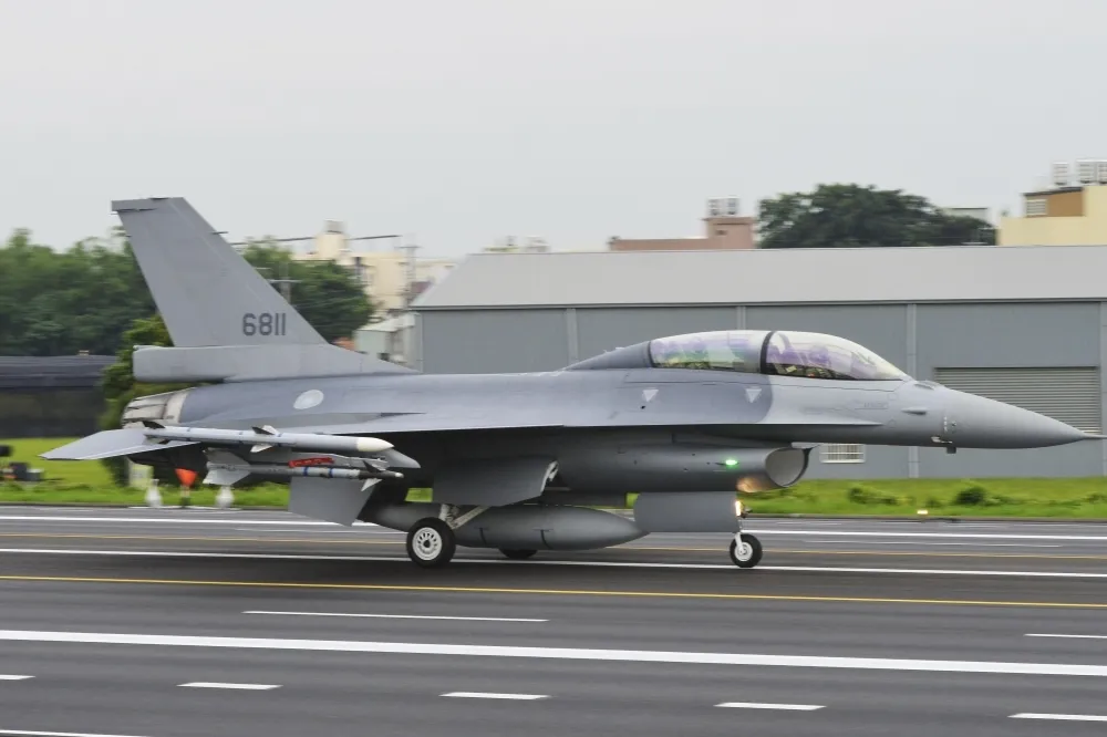 【影片曝光】漢光預演出包！F-16V降落失敗糗「吃土」　空軍將組專案調查