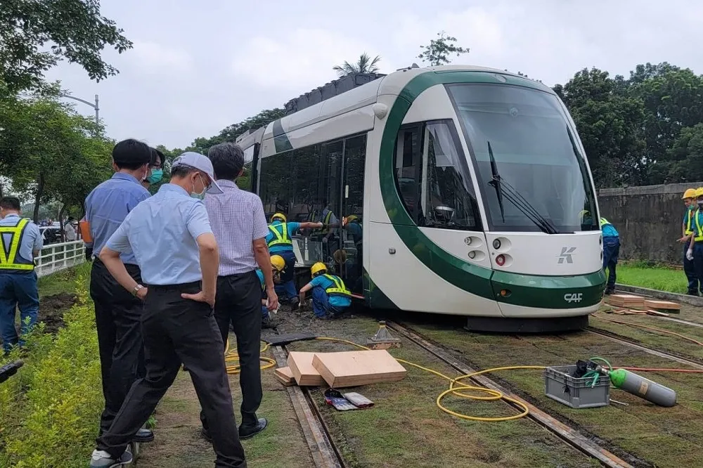相隔一個月又來！高雄輕軌列車脫軌　原因竟是草皮捲入車底