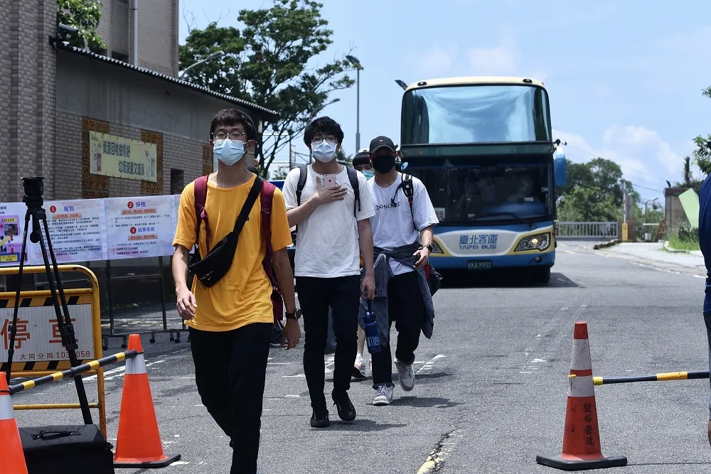 醫轟BNT優先增打18至22歲是政治操作　被插隊者「慢慢等到冬至吧」