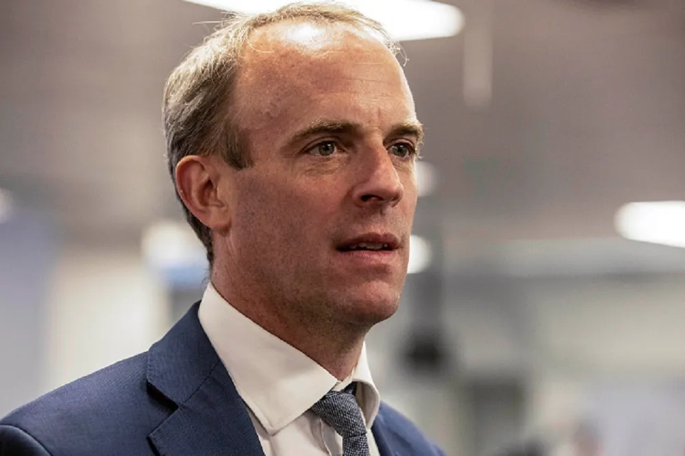 喀布爾恐攻要怪為英國人延長機場側門開放？　英國外相強烈駁斥