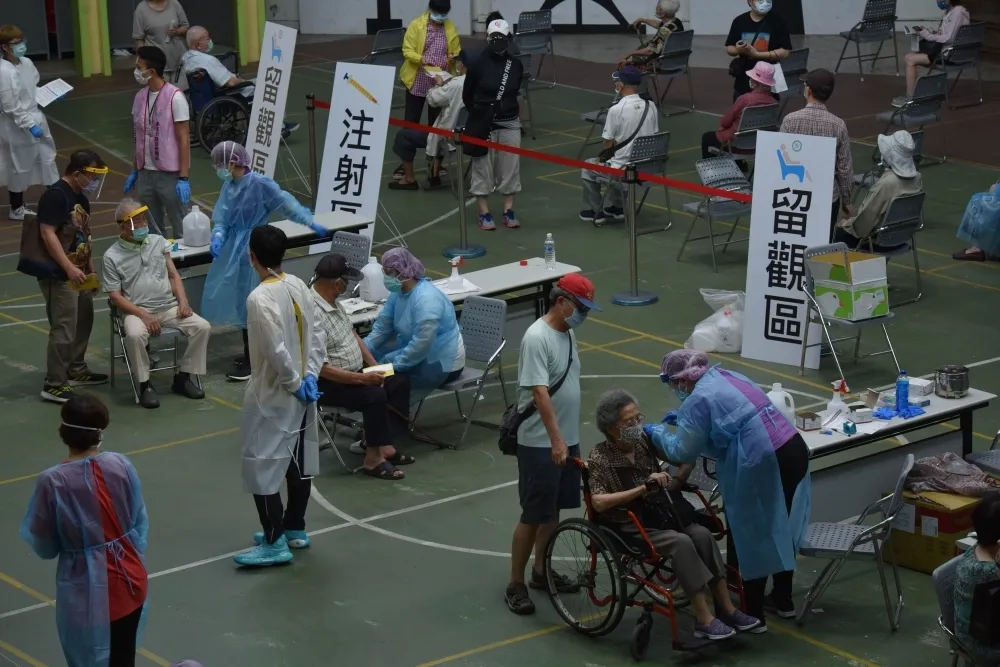 打疫苗通報51件血栓釀7死　AZ竟高達48件