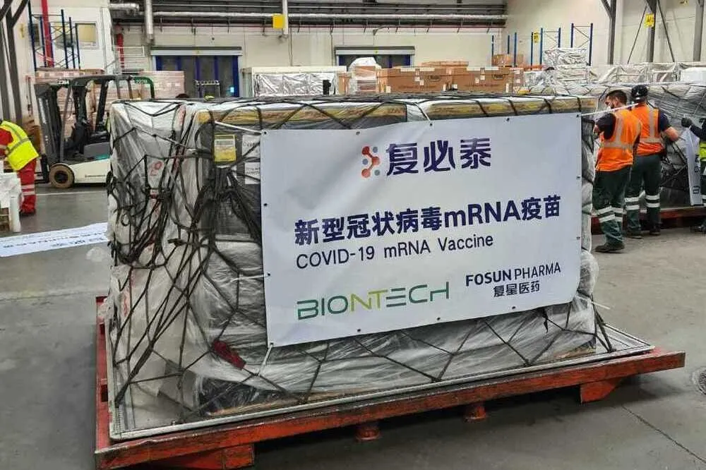 與港版不同　台灣首批BNT疫苗印上簡體「復必泰」標誌