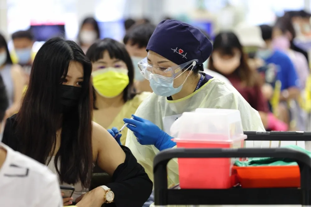 學生打BNT和接種流感疫苗撞期　莊人祥：間隔7天就可以