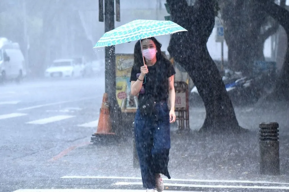 午後雷雨狂炸！13縣市大雨特報　嘉縣竹崎鄉、北市文山區防淹水