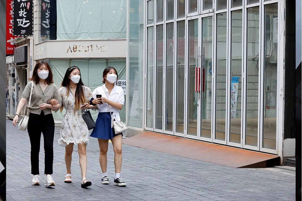 南韓33歲女子混打AZ+BNT　出現手臂血管破裂、發冷等不良反應