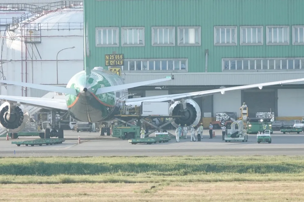 台波好交情！波蘭贈台40萬劑AZ疫苗　5日早上6:14順利運抵桃機