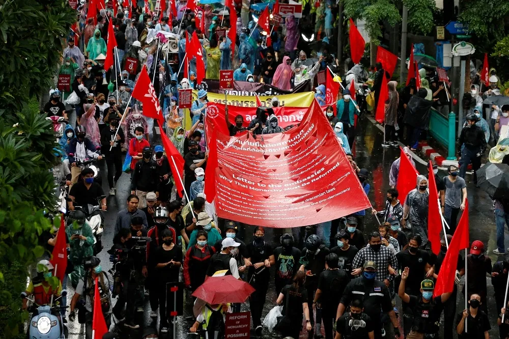 泰總理二度挺過不信任投票　民主派不畏風雨再次上街抗爭