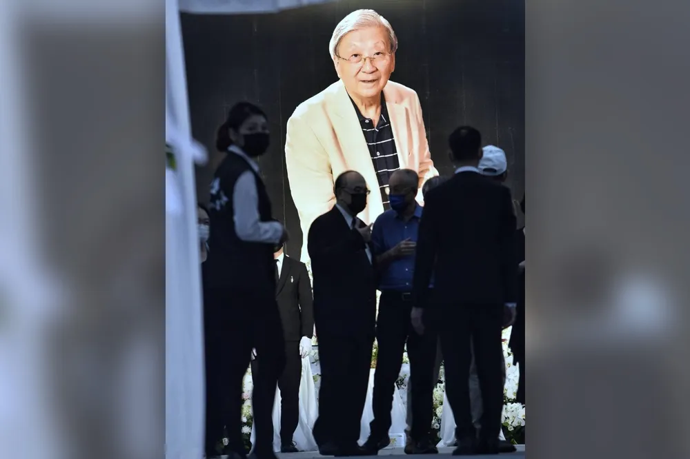「電影教父」李行告別式影視圈百人出席悼念　房祖名代替林鳳嬌送導演最後一程