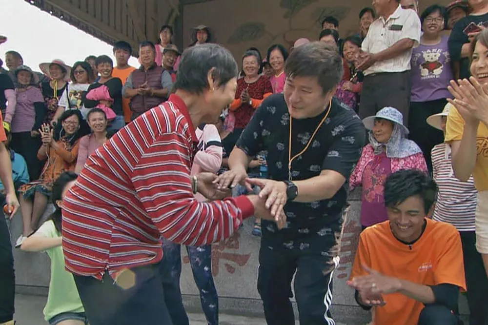 【再度敲金鐘】胡瓜主持《綜藝大集合》傷痕累累　堅持20年只為帶給熟齡觀眾一個寄託
