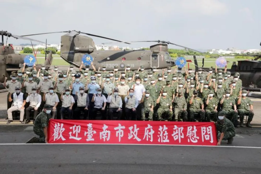 黃偉哲赴陸軍航空特戰指揮部勞軍             指揮官何啟鎮中將感謝提升官兵士氣