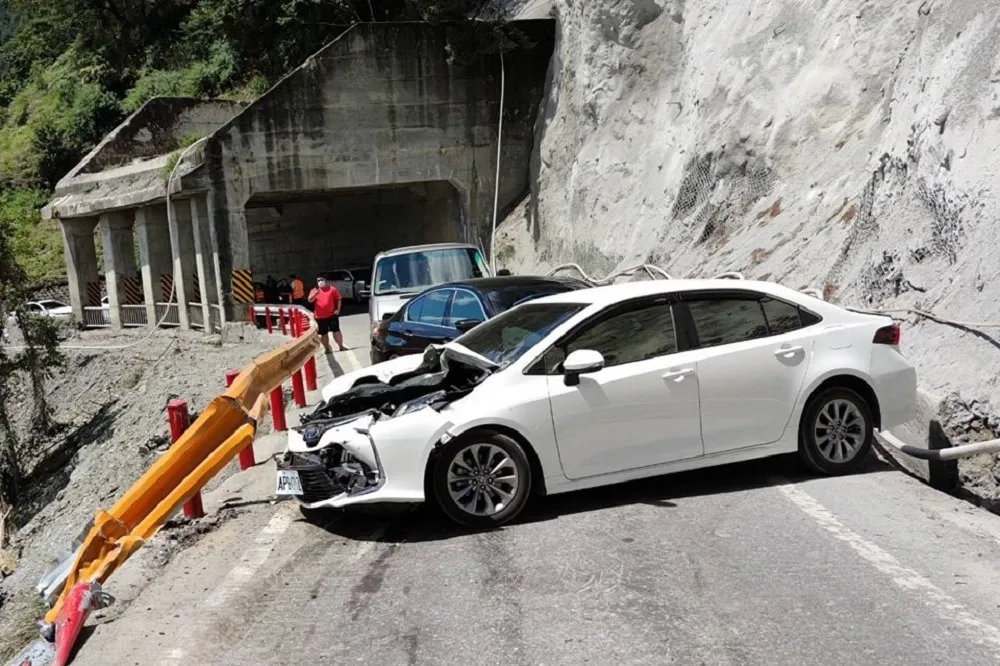 【畫面曝光】花蓮大吊車滑落波及4輛小客車　一對母女遭輾慘死